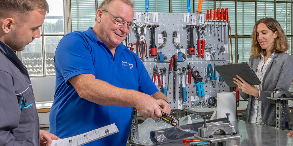Instructor demonstrating cable preparation during a hands-on training at Brugg Cables Academy Instructor demonstrating cable preparation during a hands-on training at Brugg Cables Academy