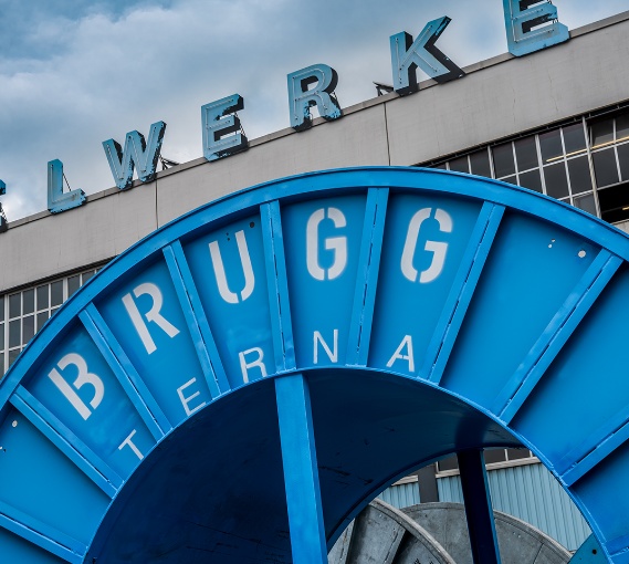 Brugg Cables‑Trommel, die die Hochspannungs‑Cable‑System‑Lösungen des Unternehmens hervorhebt. Brugg Cables‑Trommel, die die Hochspannungs‑Cable‑System‑Lösungen des Unternehmens hervorhebt.