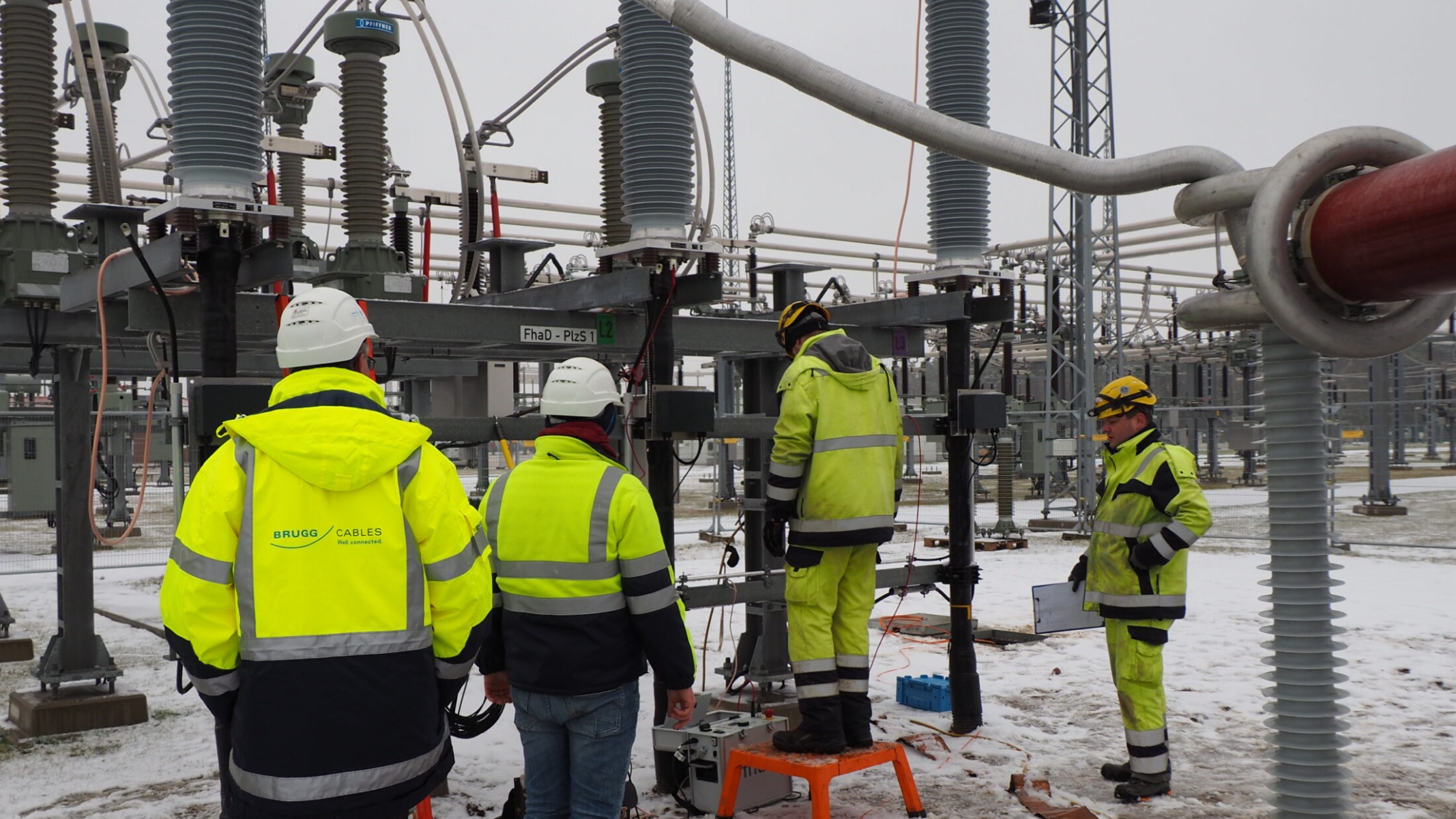 Brugg Cables Turnkey Projects Team bei Hochspannungs‑Feldarbeiten in der Umspannstation Brugg Cables Turnkey Projects Team bei Hochspannungs‑Feldarbeiten in der Umspannstation